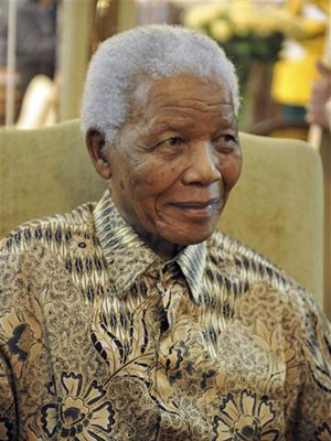 Ex-presidente sul-africano Nelson Mandela sorri após votar para as eleições de 18 de maio, em Houghton. (Foto: Reuters)