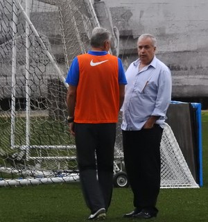 Presidente do Corinthians bate papo com Tite após o treino: 