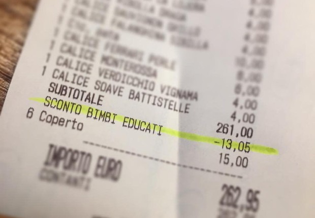 Conta do restaurante italiano mostra desconto pelo bom comportamento das crianças (Foto: Facebook/Antonio Ferrari)