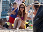 Wanessa leva filho para brincar na praia do Leblon, no Rio
