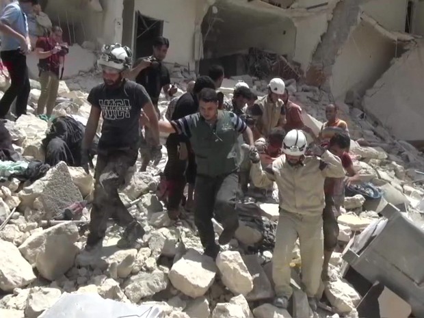 Depois de uma hora, ele foi retirado dos escombros (Foto: BBC)