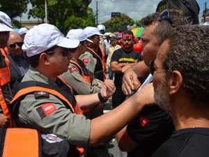 PM pediu que grupo não marchasse em paralelo com o desfile (Foto: Krystine Carneiro/G1)