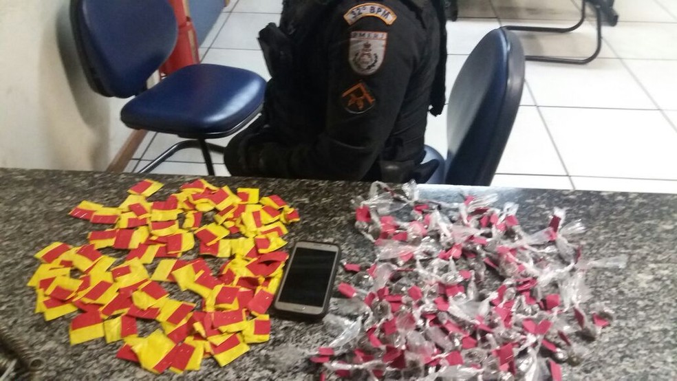 Maconha e cocaína são apreendidos em Rio das Ostras com homens (Foto: Polícia Militar/Divulgação)