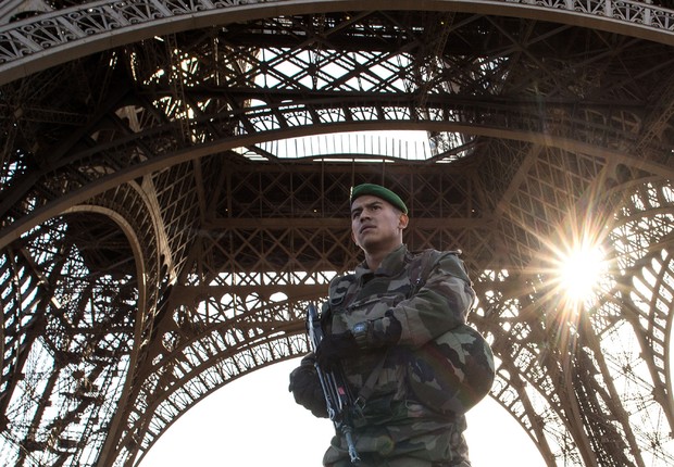 Soldado francês patrulha área ao redor da torre Eiffel em Paris, na França, dias após onda de atentados  terroristas promovidos por extremistas do Estado Islâmico (Foto: David Ramos/Getty Images)