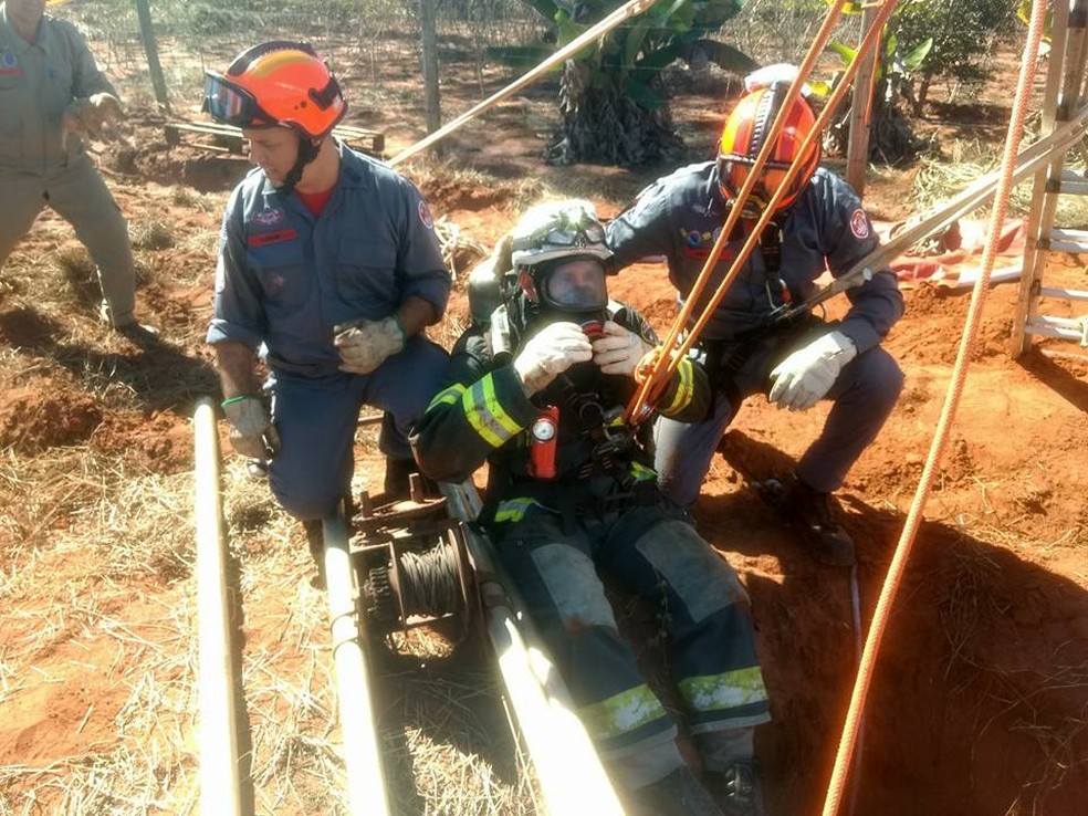 Bombeiros utilizaram equipamentos especiais durante o resgate (Foto: Corpo de Bombeiros/Cedida)