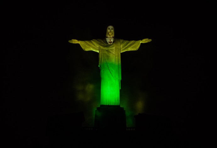 Cristo Redentor iluminado verde e amarelo 100 dias para as olimpíadas (Foto: Renato Sette Camara/Prefeitura do Rio)