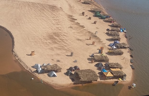 Acampamentos são montados nos bancos de areia do Rio Araguaia, em Aruanã, Goiás (Foto: Neila Bitar/ TV Anhanguera)