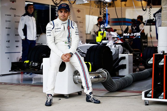 Felipe Massa aguarda nos boxes da Williams enquanto chuva impede carros na pista (Foto: Divulgação)