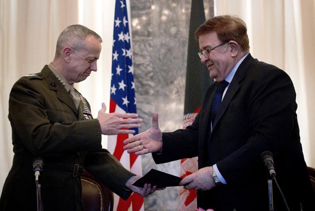 O general americano John Allen (à esquerda) e o ministro da Defesa do Afeganistão, general Abdul Rahim Wardak, celebram o acordo nesta sexta-feira (9) em Cabul (Foto: AP)