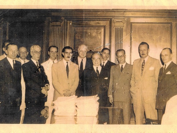Na imagem, o jornalista Oswaldo Miranda aparece ao lado do então presidente Getúlio Vargas (Foto: Divulgação/Museu Imperial)