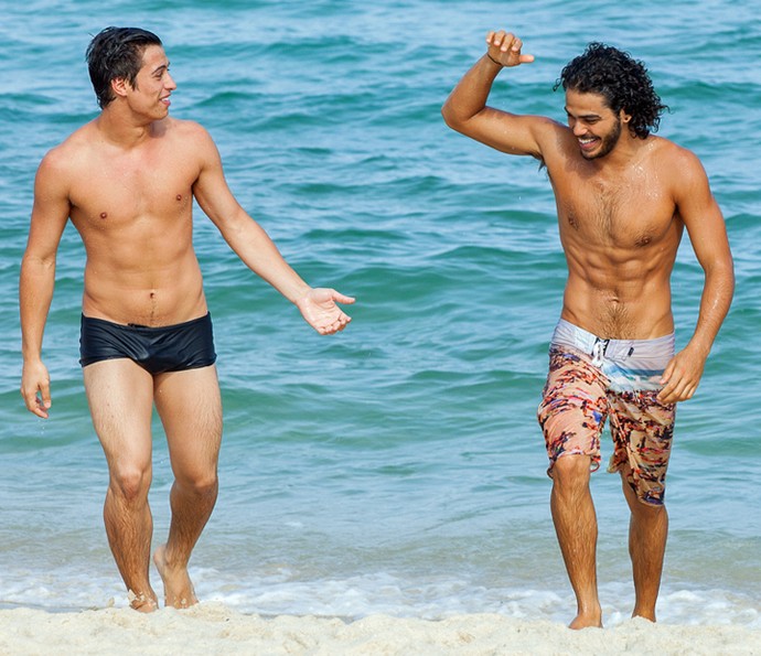 Francisco Vitti e Enzo Romani adoram curtir uma praia! (Foto: Artur Meninea/Gshow)