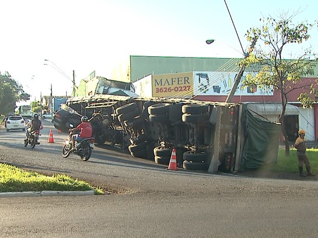Caminhão tombou no cruzamento das avenidas Mogiana e Costa e Silva (Foto: Paulo Souza/EPTV)