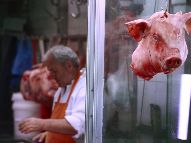 Cabeça de porco em um açougue de Atenas, na Grécia, nesta quarta (8) (Foto: Reuters/Cathal McNaughton)