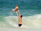 Rodrigo Hilbert faz os filhos 'voarem' na praia de Ipanema