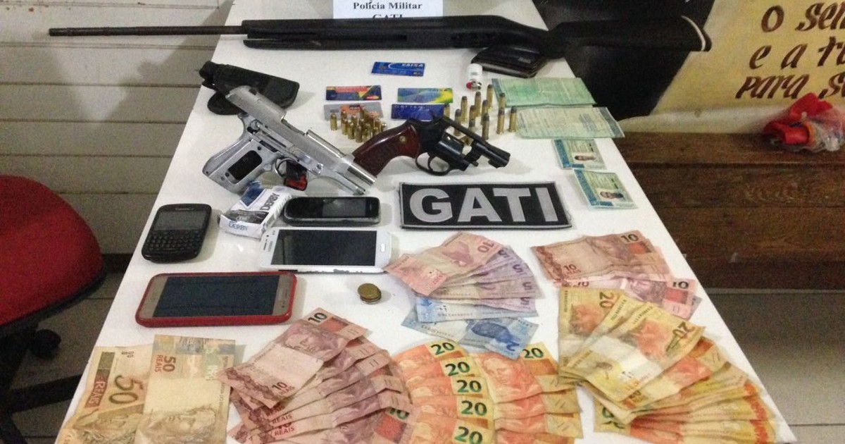 Grupo é preso em Belo Jardim com cartões de crédito e quatro ... - Globo.com