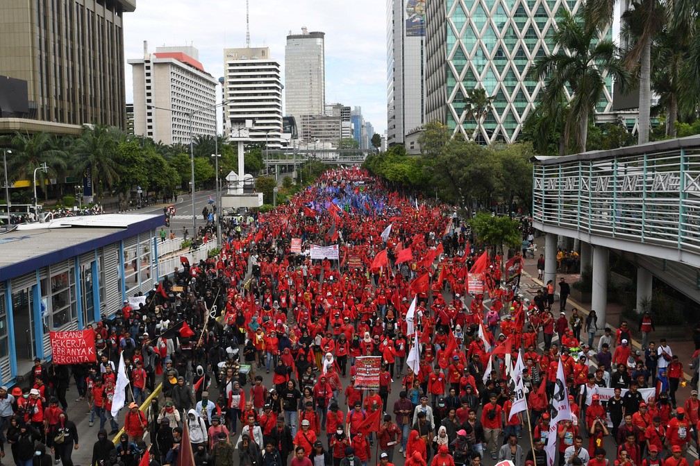 Manifestantes fazem protesto em Jacarta, capital da Indonésia, pelo Dia do Trabalho, nesta quarta (1º). — Foto: Antara Foto/Wahyu Putro/via Reuters