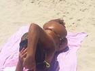 Solange Gomes se bronzeia na praia: 'Hora de dourar de ladinho'