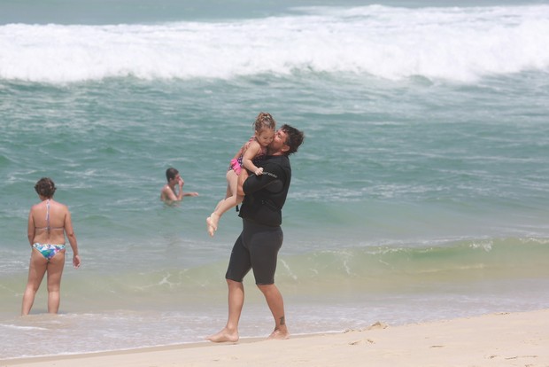 Mario Frias e a família na praia (Foto: Dilson Silva/Ag News)