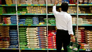 Pesquisa diz que consumidor com fome tende a comprar alimentos mais calóricos, mas não comprar mais comida (Foto: Agência Brasil/BBC)