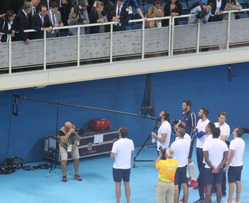 François Hollande cumprimenta Florent Manaudou e outros nadadores da equipe francesa (Foto: GloboEsporte.com) François Hollande cumprimenta Florent Manaudou e outros nadadores da equipe francesa (Foto: GloboEsporte.com)