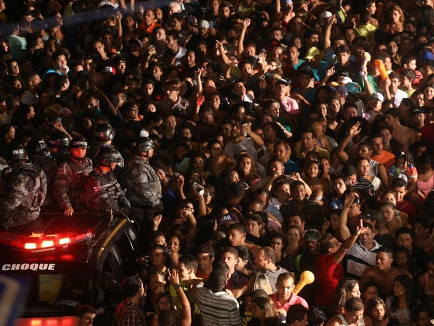 Polícia Militar acompanha a festa e garante tranquilidade do Pré-Caju 2014 (Foto: Fernando Correa/G1)