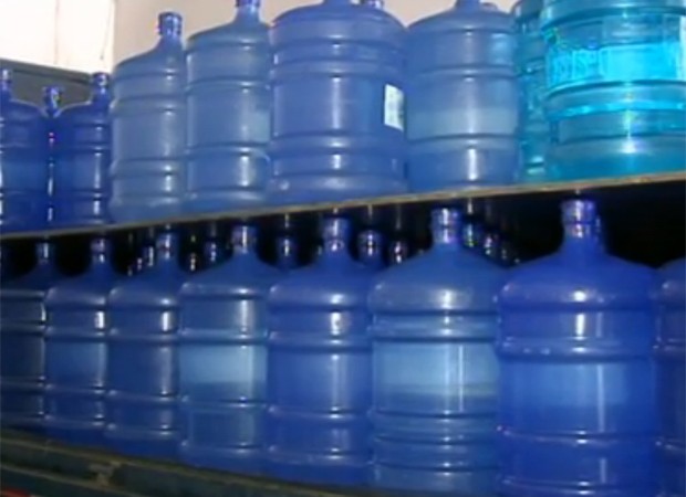 Bisfenol A pode estar presente em garrafões de água mineral, além de outras embalagens e utensílios; também pode aparecer em revestimentos de embalagens metálicas de alimentos (Foto: Reprodução/TV Tem)