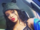 Rihanna faz 'selfie' usando look transparente