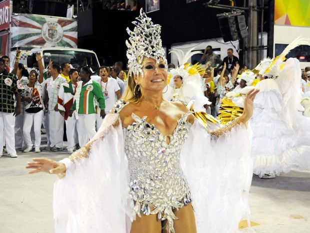 A atriz Susana Vieira participou do desfile da Grande Rio, escola que ficou em 5º lugar no ranking geral. musas* famosos* (Foto: Alexandre Durão / G1)