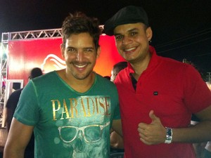 Felipe Pizzani (de verde) será o novo vocalista da Banda Eva (Foto: Caroline Holder/G1 RN)