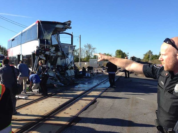 Bombeiros e policias ajudam no resgate de num acidente entre um ônibus e um trem no Canadá (Foto: The Canadian Press, Terry Pedwell/ AP)