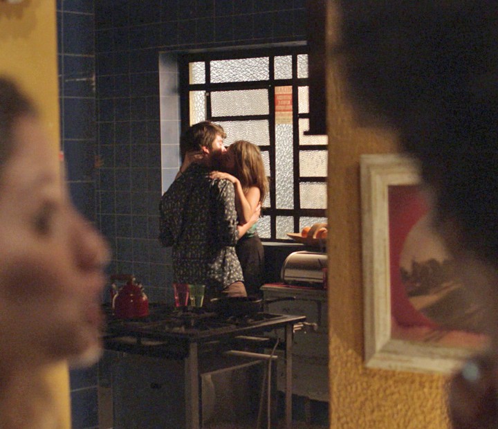 Henrique e Camila dão aquele beijo sem saber que estão sendo vigiados (Foto: TV Globo)