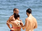Emiliano D'ávila passa protetor solar na namorada em praia do Rio 