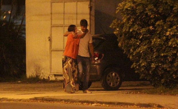 Juliana Paes com o marido, Carlos Eduardo Baptista, na Barra da Tijuca, Zona Oeste do Rio (Foto: Delson Silva/ Ag. News)