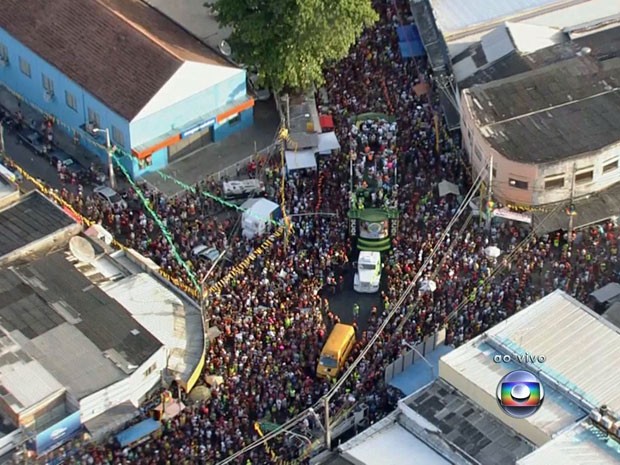 Bloco 'Os Irresponsáveis' se concentra na Rua do Machado e toma ruas de Água Fria, no Recife (Foto: Reprodução/TV Globo)