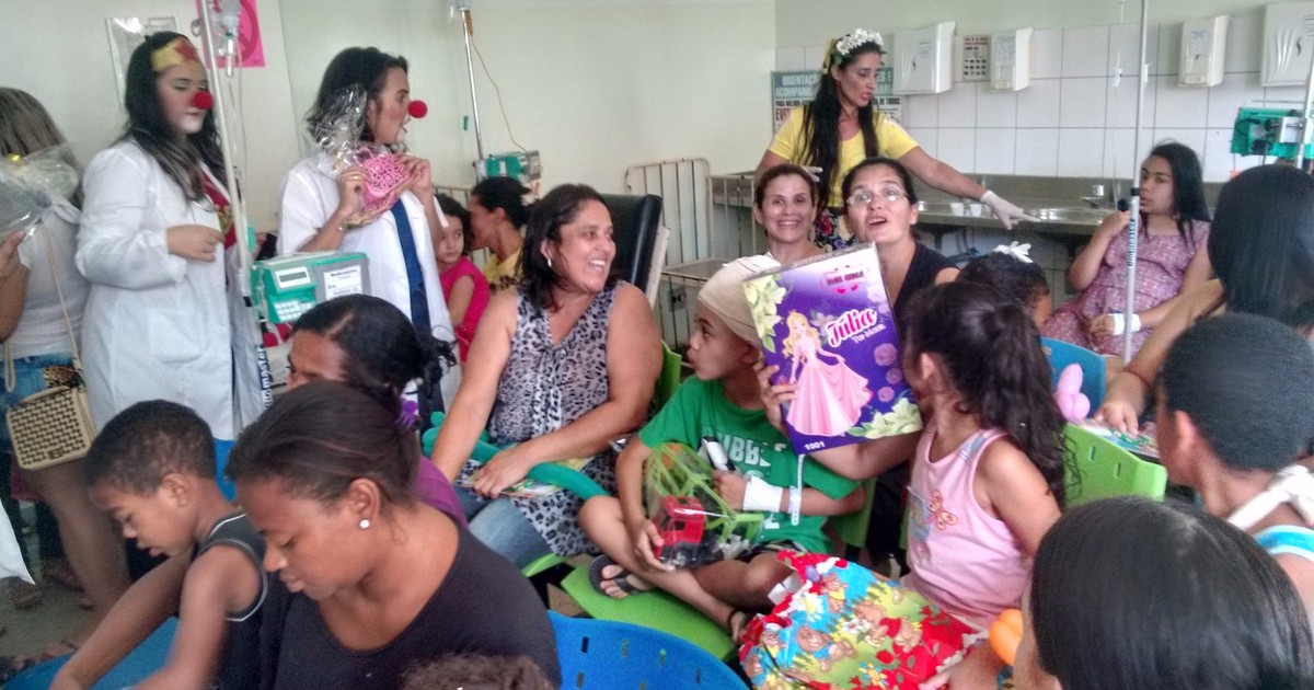 Voluntários alegram crianças em hospital de Governador Valadares - Globo.com