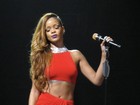 Rihanna se apresenta com figurino supersexy no Canadá