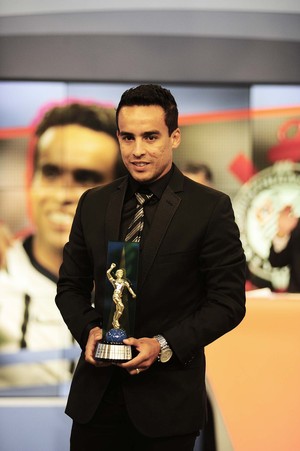 Corinthians aguarda assinatura para confirmar a venda do meia Jadson