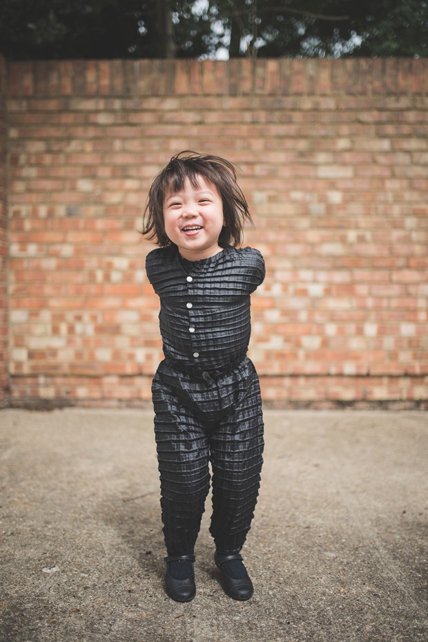 Uma roupa que expande de acordo com o crescimento da criança (Foto: Reprodução Dezeen)