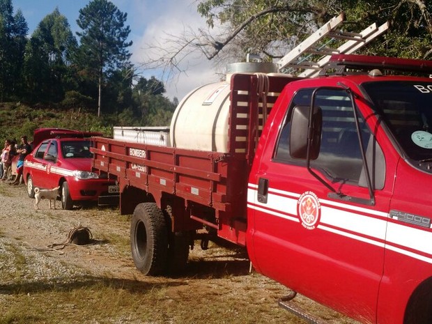 Bombeiros retomaram as buscas nesta segunda-feira, 13 (Foto: Victor Gomes/TV TEM) Bombeiros retomaram as buscas nesta segunda-feira, 13 (Foto: Victor Gomes/TV TEM)
