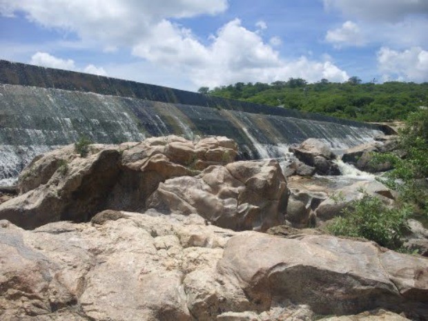 Açude Caldeirões, em Saboeiro, é o primeiro a sangrar no Ceará em 2016 (Foto: Governo do Estado/Divulgação)