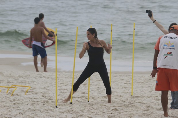 Danielle Winits se exercita na praia (Foto: Dilson Silva / AgNews)