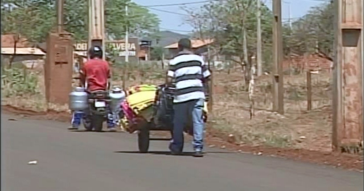 Após reivindicação de moradores, rua de Ituiutaba é asfaltada - Globo.com