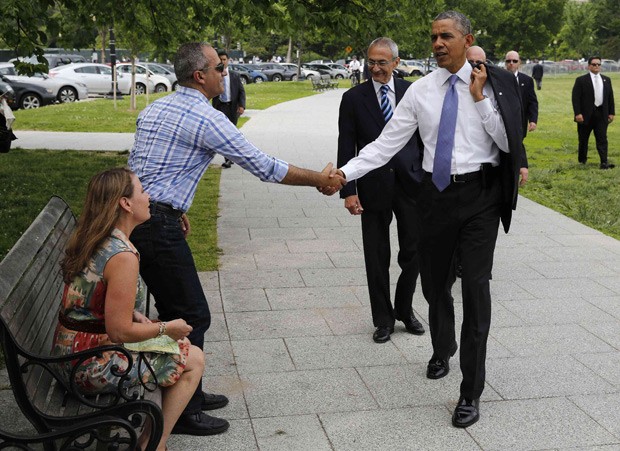 Barack Obama cumprimenta turistas israelenses perto da Casa Branca, em caminhada na quarta-feira (Foto: Larry Downing/Reuters) Barack Obama cumprimenta turistas israelenses perto da Casa Branca, em caminhada na quarta-feira (Foto: Larry Downing/Reuters)