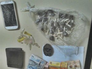 Porções de drogas foram encontradas com dupla em Mairinque (Foto: GCM/Divulgação)