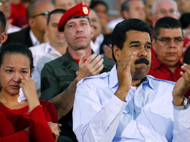 Filha de Chávez, Rosa Virginia Chavez, e Nicolás Maduro, presidente da Venezuela, durante homenagens a Hugo Chávez. (Foto: Carlos Garcia Rawlins/Reuters)
