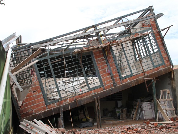 Casa que ficou pendurada no Distrito Federal após solo ceder 2,5 metros com temporal (Foto: Vianey Bentes/TV Globo)