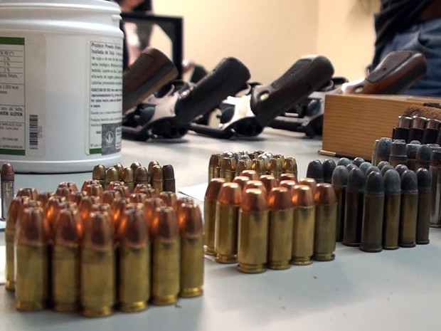Investigador preso em Mongaguá, SP, também tinha grande quantidade de munições (Foto: Reprodução/TV Tribuna)