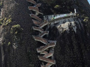 O Peñón de Guatape, pedra com escadaria com mais de 600 degraus (Foto: Raul Arboleda/AFP/Arquivo)
