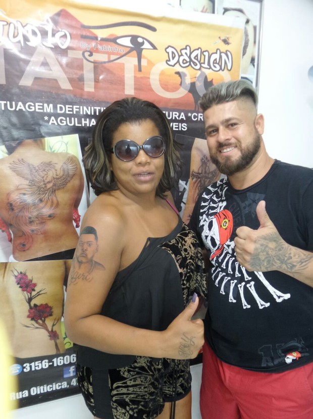 Tati Quebra Barraco faz tatuagem em homenagem ao filho (Foto: Arquivo Pessoal)