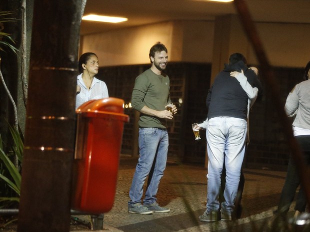 Cássio Reis com amigo em bar na Zona Sul do Rio (Foto: Ag. News)